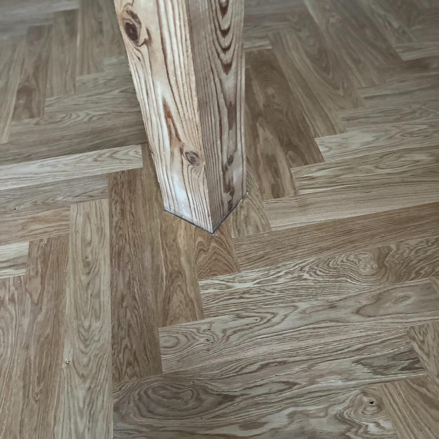 Pose parquet chevron en chêne massif par Top-Parquets Suisse